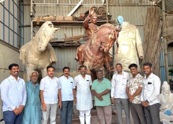 चबुतऱ्यासोबतच बसवण्णांचा पुतळा दुरुस्ती देखील सुरु