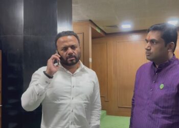 रेल्वे पुलाच्या कामाबाबत पालकमंत्री जयकुमार गोरे यांचा थेट विधानभवनातून रेल्वे अधिकाऱ्यांना फोन