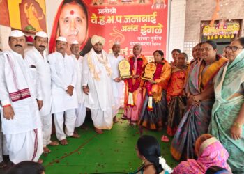 सोलापुरात पार पडला ” मुक्ताई रत्न जीवन गौरव ” पुरस्कार सोहळा