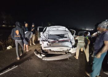 सोलापूर पुणे महामार्गावर मोडनिंब गावाजवळ हॉटेल ओंकार पॅलेस जवळ भरधाव क्रेटा कार लोखंडी संरक्षक कठड्याला धडकून रस्त्याच्या बाजूला असलेल्या खड्ड्यात पलटी, क्रेटा कार चालकाचा जागीच मृत्यू