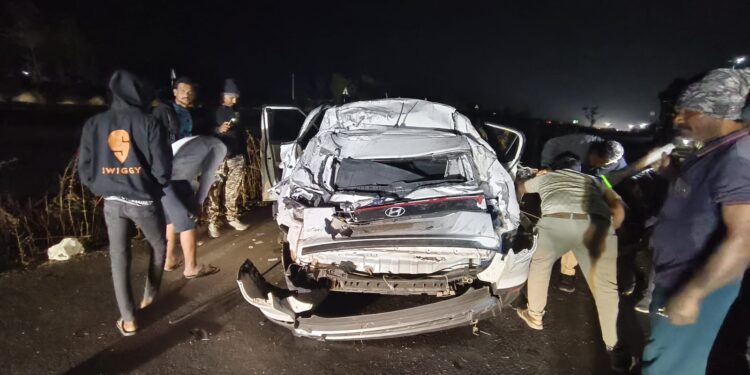 सोलापूर पुणे महामार्गावर मोडनिंब गावाजवळ हॉटेल ओंकार पॅलेस जवळ भरधाव क्रेटा कार लोखंडी संरक्षक कठड्याला धडकून रस्त्याच्या बाजूला असलेल्या खड्ड्यात पलटी, क्रेटा कार चालकाचा जागीच मृत्यू