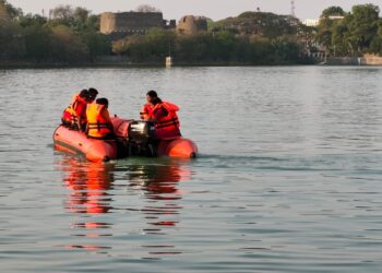 आपदा मित्र सखींनी सिद्धेश्वर तलावात केला बोट चालविण्याचा सराव