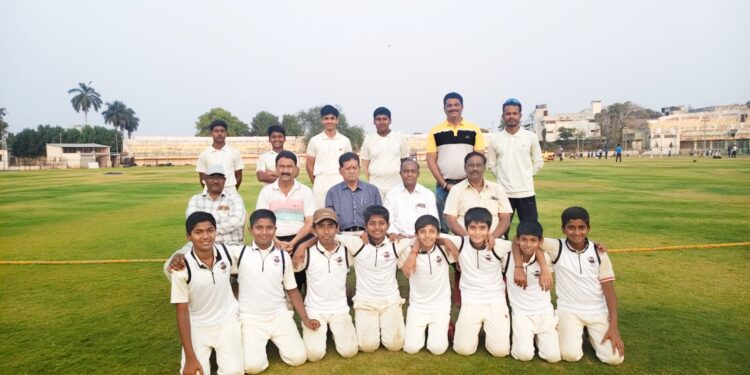 युनायटेड क्रिकेट क्लब तर्फे खेळाडूंना देण्यात आली स्पोर्ट्स जर्सी