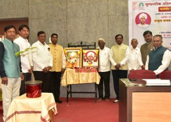 वाचनाने माणूस समृद्ध बनतो: प्रा. श्रीहरी वेदपाठक