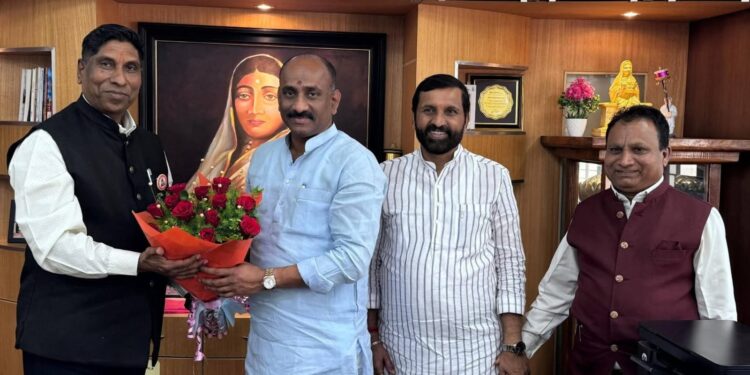 कुलगुरू प्रा. प्रकाश महानवर यांची आ.सचिन कल्याणशेट्टी यांची सदिच्छा भेट