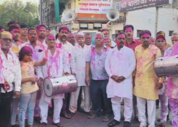 राजपूत समाजाच्या वतीने धुलिवंदन आणि रंगपंचमी निमित्त भव्य रंगगाडी मिरवणूक उत्साहात काढण्यात आली. श्री बालाजी मंदिर परिसर रंगोत्सवाने दुमदुमून गेला.