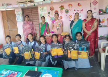 सलग सोळा वर्षापासून दप्तरासह शैक्षणिक साहित्याचे वाटप : शिक्षिका रिंकू जाधवर यांचा उपक्रम