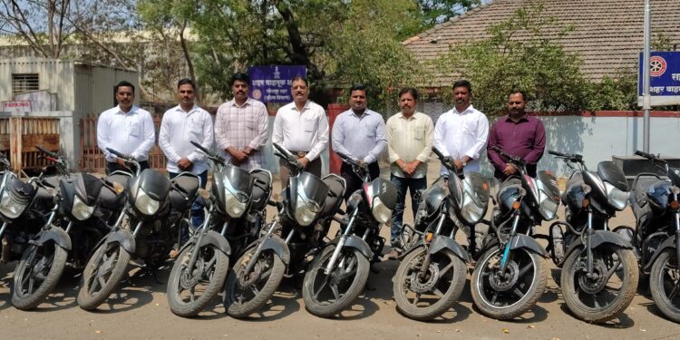 सोलापूर शहर गुन्हे शाखेची मोठी कारवाई; १५ मोटारसायकलींसह सराईत चोर जेरबंद