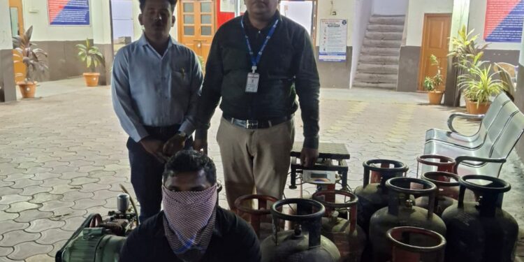 घरगुती गॅसचा अवैध वापर रोखण्यासाठी पंढरपूरमध्ये धाड