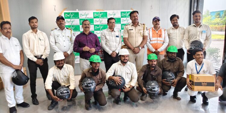 रस्ता सुरक्षा सप्ताहानिमित्त बालाजी अमाईन्सकडून साहित्य वितरण