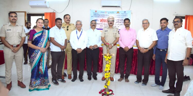 एस टी महामंडळ सोलापूर येथे नेत्र तपासणी शिबीरात २५७ एस टी कर्मचारी