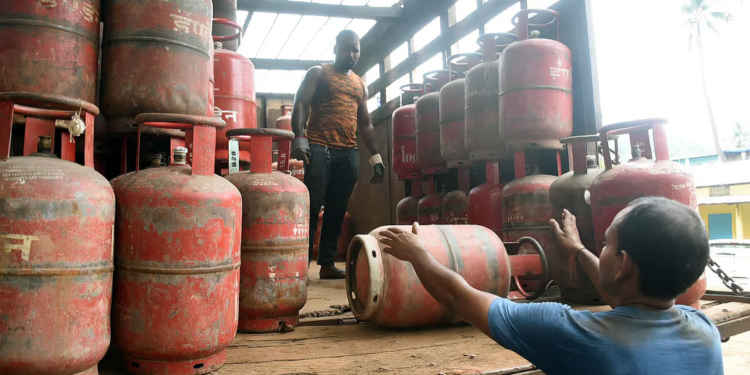 सोलापुरात व्यावसायिक गॅस सिलेंडर बुकिंग तात्पुरते बंद; घरगुती गॅससाठी २५ दिवस प्रतीक्षा