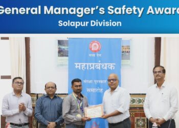 मध्य रेल्वेच्या सोलापूर विभागातील २ कर्मचाऱ्यांना महाव्यवस्थापकांचा संरक्षा पुरस्कार