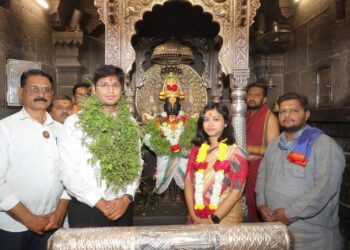 सोलापूरचे जिल्हाधिकारी कार्तिकेयन एस. सपत्नीक पांडुरंगाच्या चरणी