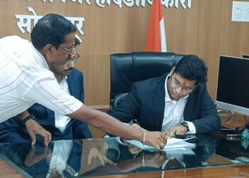 जिल्हाधिकारी कार्तिकेयन एस. यांनी सोलापूर जिल्हाधिकारी पदाचा कार्यभार स्वीकारला