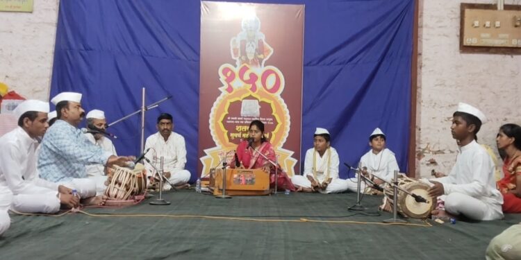 अक्कलकोटमध्ये भक्तिरसाची मेजवानी! युवा गायिका प्रणिती चांगभले हिचा सुरेल कार्यक्रम संपन्न