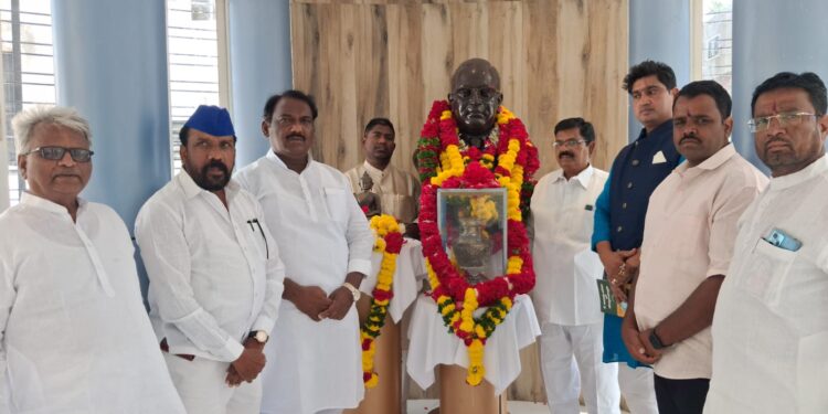 डॉ.बाबासाहेब आंबेडकर यांच्या 135 व्या जयंतीनिमित्त मध्यवर्ती महामंडळाच्या वतीने विनम्र अभिवादन