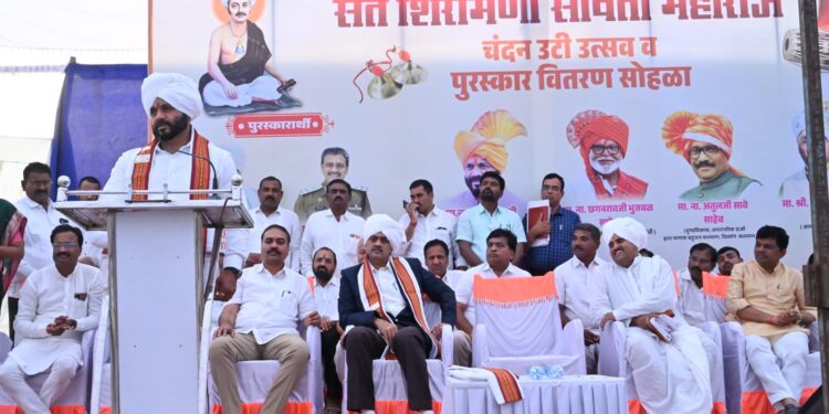 पालकमंत्री जयकुमार गोरे यांच्या उपस्थितीत संत सावता माळी मंदिरात चंदन उटी सोहळा