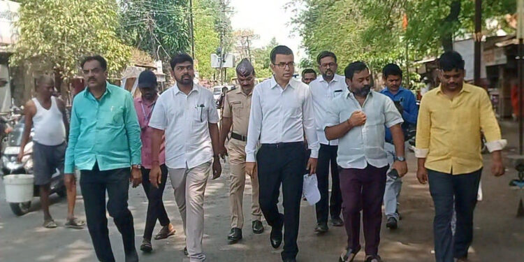 नागरी समस्या आणि प्रलंबित विकासकामांच्या पाठपुराव्यासाठी मनपा आयुक्तांच्या प्रभाग क्रमांक आठ मध्ये भेटी