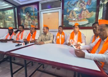 गद्दार अजय दासरीची पक्षातून हकालपट्टी करा