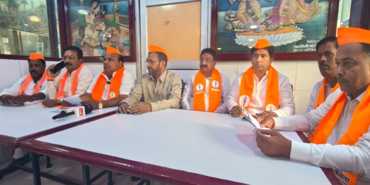 गद्दार अजय दासरीची पक्षातून हकालपट्टी करा