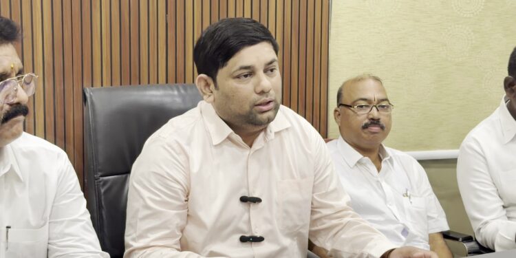 “एक घर – एक झाड अभियानांतर्गत ५००० रोपांचे मोफत वितरण