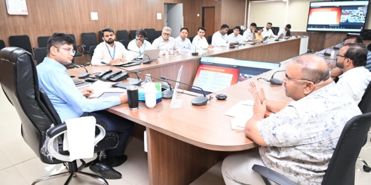 सर्व कंपन्यांनी सोलापूर जिल्ह्याला पेट्रोल, डिझेल व एलपीजी चा पुरवठा सुरळीतपणे ठेवणे आवश्यक-जिल्हाधिकारी एस.कार्तीकेयन