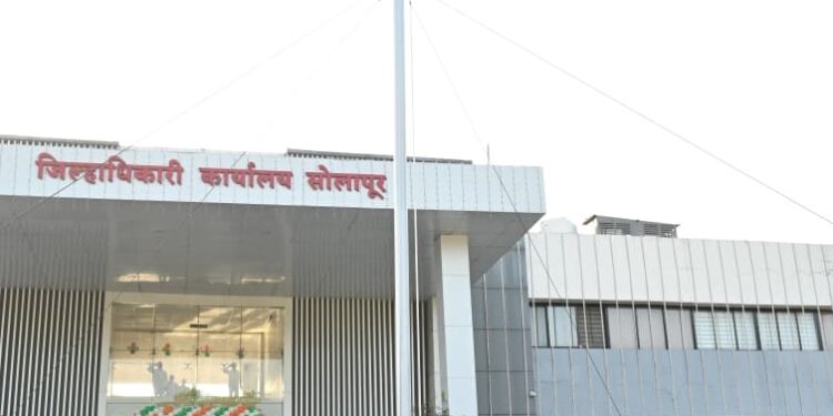 जिल्हाधिकारी एस.कार्तिकेयन यांच्या हस्ते जिल्हाधिकारी कार्यालय प्रांगणात ध्वजारोहण