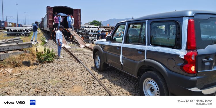 मध्य रेल्वेने वाहन मालवाहतुकीला दिली चालना:- इगतपुरी गुड्स शेड येथे पहिल्या एनएमजी रेकची लोडिंग सुरू