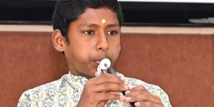 पंडीत भिमण्णा जाधव व मास्टर व्येकटेंशकुमार जाधव, पिता पुत्र सुंद्री वादनाने वंदे मातरम जगभर गुंजणार