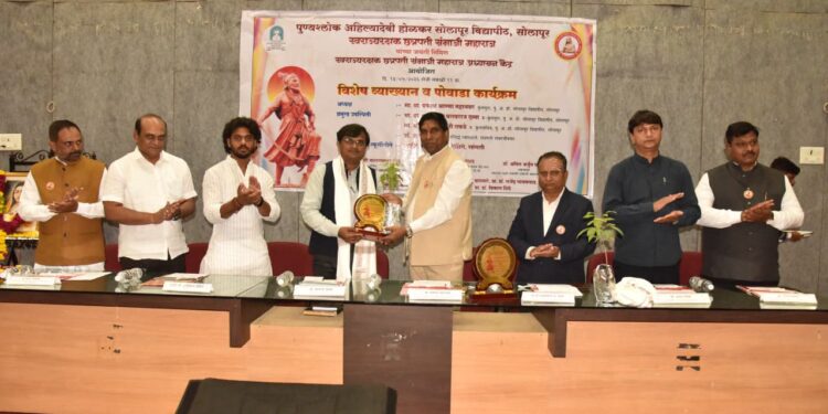 छत्रपती संभाजी महाराजांच्या शौर्याचा आणि बलिदानाचा आदर्श तरुण पिढीने घ्यावा : डॉ. बालाजी जाधव