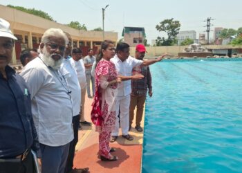 सोलापुरातील मार्कंडेय जलतरण तलावाच्या दुरावस्थेबाबत खासदार प्रणिती शिंदे यांनी केली पाहणी