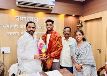 खेलो इंडियासाठी निवड झालेल्या धावपटू विनीत दिनकरचा जि.प. उपाध्यक्ष इंद्रजीत पवार यांच्या हस्ते सत्कार