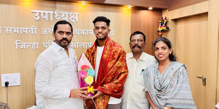 खेलो इंडियासाठी निवड झालेल्या धावपटू विनीत दिनकरचा जि.प. उपाध्यक्ष इंद्रजीत पवार यांच्या हस्ते सत्कार