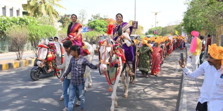 गजीनृत्य अन्  ढोल-ताशांच्या गजरात दिमाखात निघाली शोभायात्रा!