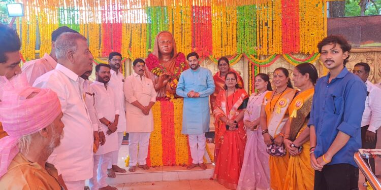अहिल्यादेवी होळकर यांच्या जयंतीनिमित्त महापौरांकडून अभिवादन