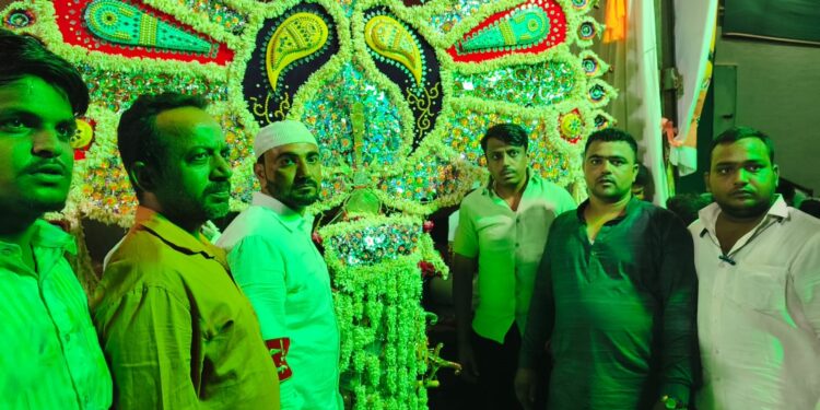 सोलापुरात इस्माईल कुरेशी यांच्या ‘अजगर अली पंजा’ची सर्वत्र चर्चा; मोहरम मिरवणुकीचे ठरले मुख्य आकर्षण
