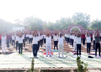 तणावमुक्तीसाठी योगाचा मंत्र; 200 पोलिसांचा सामूहिक योग