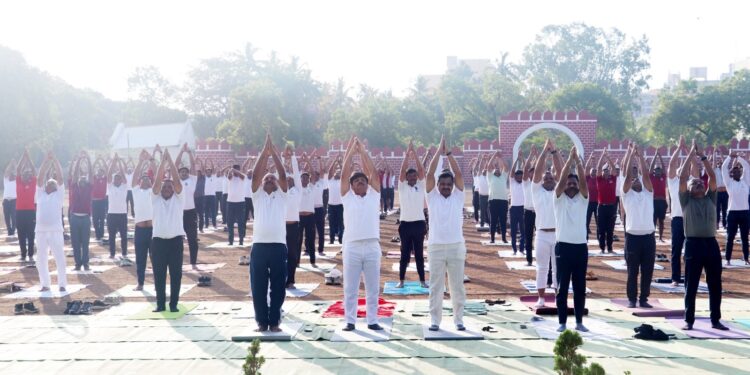 तणावमुक्तीसाठी योगाचा मंत्र; 200 पोलिसांचा सामूहिक योग