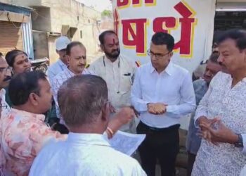 कल्याणनगरमधील नाला समस्येची महापालिका आयुक्तांकडून २ तास पायी फिरून पाहणी; नगरसेवक जयकुमार माने यांचा पाठपुरावा