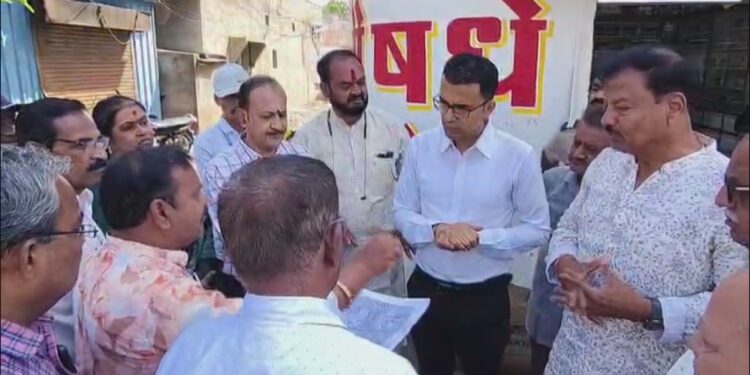 कल्याणनगरमधील नाला समस्येची महापालिका आयुक्तांकडून २ तास पायी फिरून पाहणी; नगरसेवक जयकुमार माने यांचा पाठपुरावा