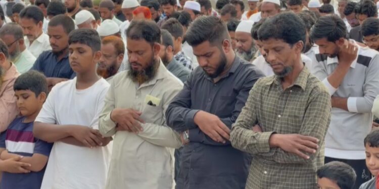 पावसासाठी सोलापुरात मुस्लिम समाजाचे सामुदायिक नमाज पठण, साश्रू नयनांनी अल्लाहकडे पावसासाठी साकडे