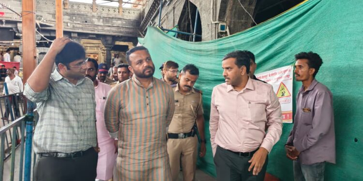 पालकमंत्री जयकुमार गोरे यांनी केली श्री विठ्ठल- रुक्मिणी मंदीराची पाहणी