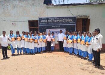 देवडीत विद्यार्थ्यांना मोफत शालेय साहित्य वाटप; लोकराज्य फाऊंडेशनचा उपक्रम