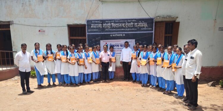 देवडीत विद्यार्थ्यांना मोफत शालेय साहित्य वाटप; लोकराज्य फाऊंडेशनचा उपक्रम