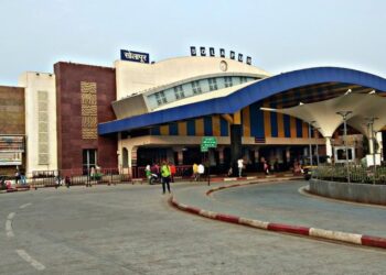 सोलापूर रेल्वे विभागाची मोठी झेप! OHE सुधारणा कामांना वेग; यार्डातील नवीन ROB बांधकामालाही मिळणार गती