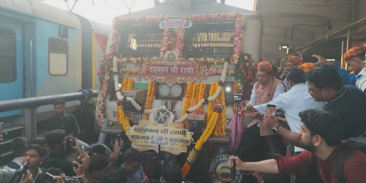 ढोल ताशांच्या गजरात डेक्कन क्वीनचा 97 वा वाढदिवस साजरा..!