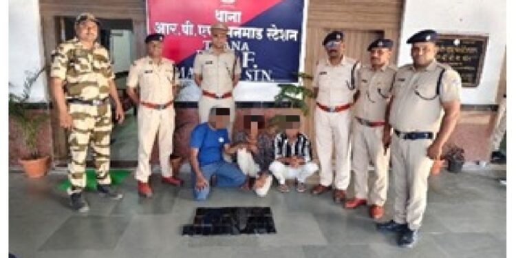 मध्य रेल्वे आरपीएफची (RPF) उत्कृष्ट तपास..मोबाईल चोरीची प्रकरणे सोडवली आणि अमली पदार्थांची तस्करी उघडकीस आणली.