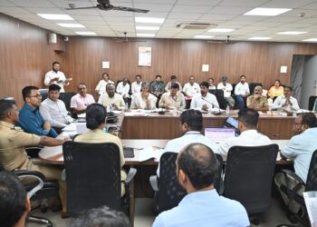 शहरातील दोन्ही उड्डाणपुलाच्या भूसंपादनाची प्रक्रिया तातडीने करावी- जिल्हाधिकारी एस. कार्तीकेयन