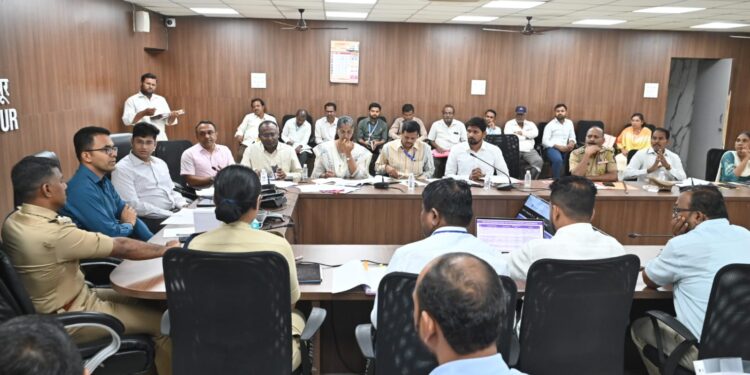 शहरातील दोन्ही उड्डाणपुलाच्या भूसंपादनाची प्रक्रिया तातडीने करावी- जिल्हाधिकारी एस. कार्तीकेयन
